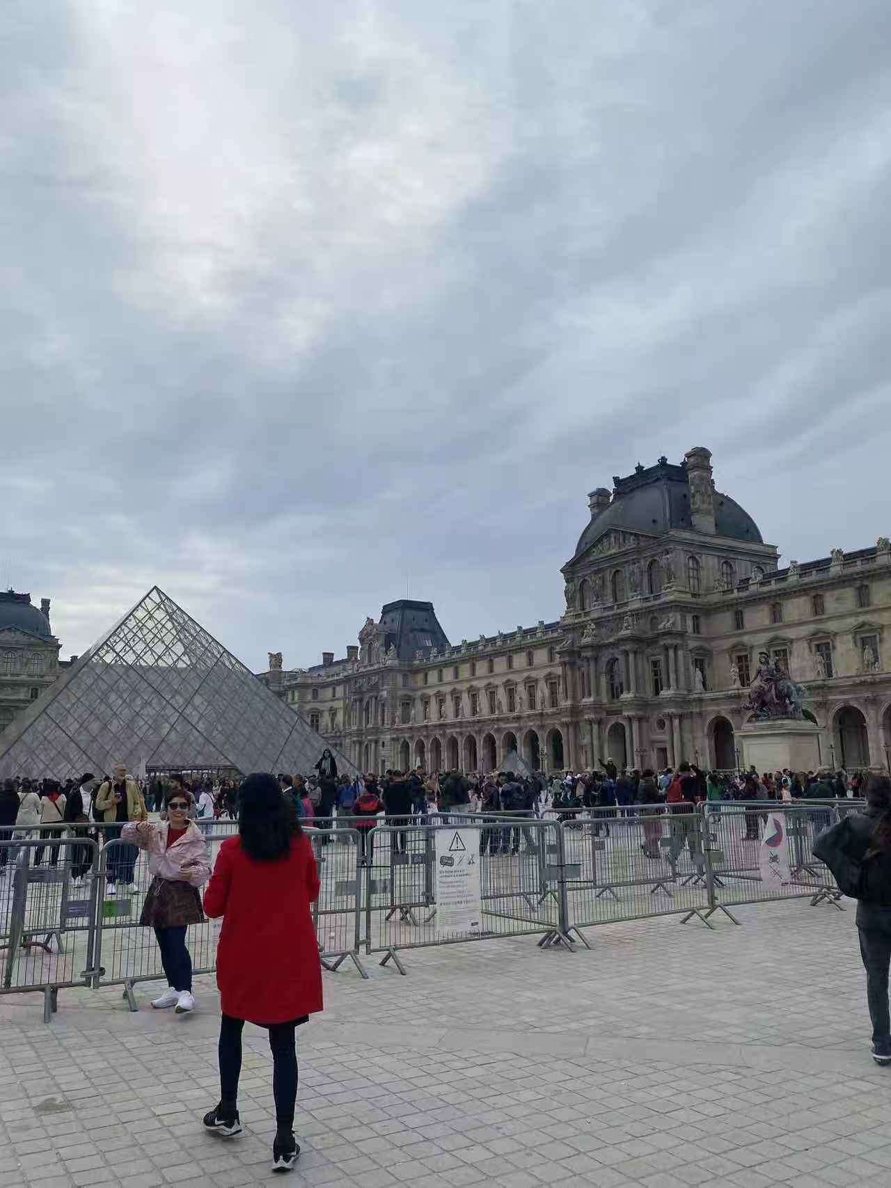 卢浮宫珠宝失窃背后：运营成本一年22亿元，15年约200个全职岗位被裁