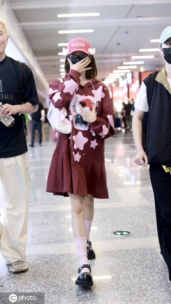 杨超越穿玫红色hello kitty连衣裙现身机场