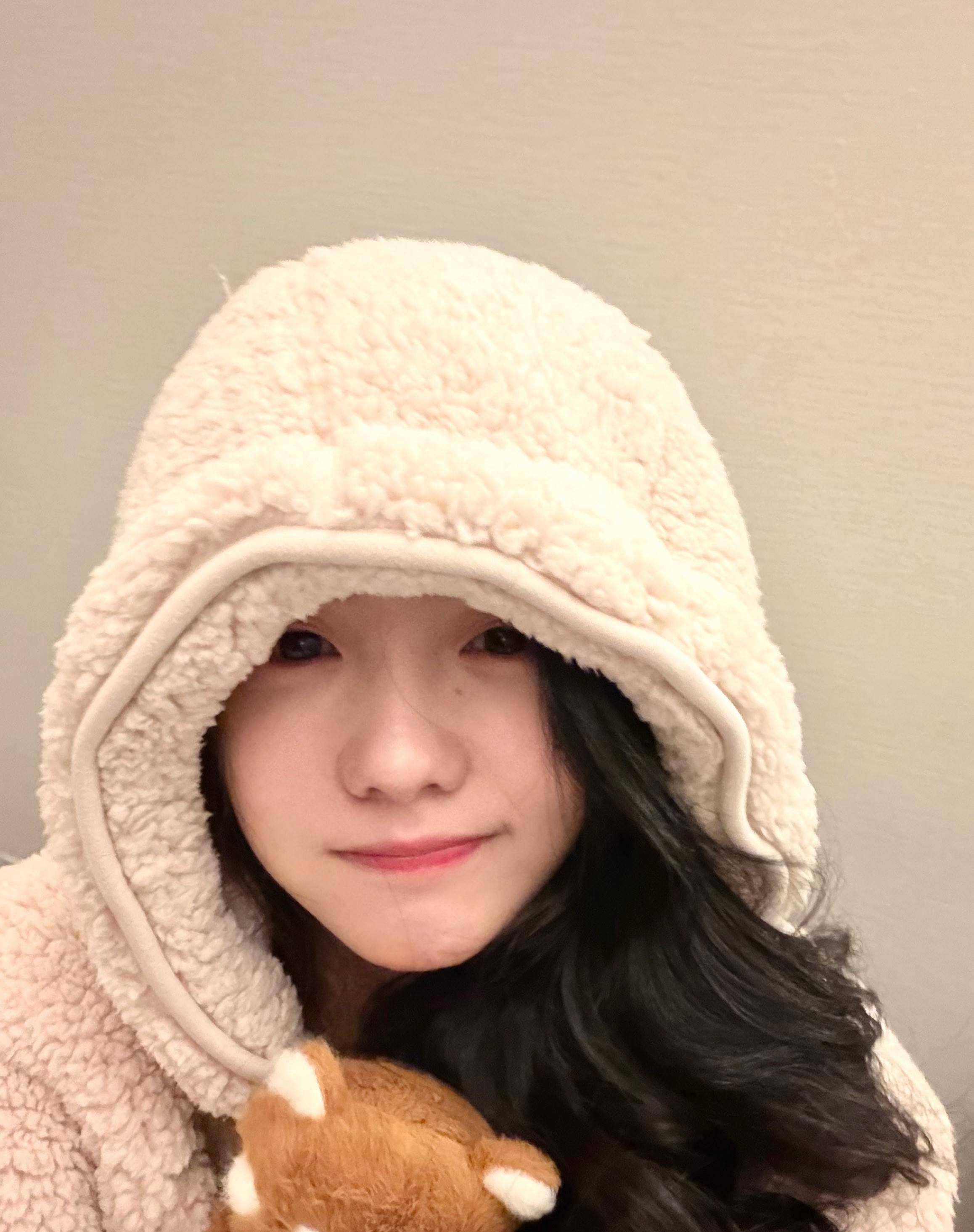 刘浩存戴毛绒帽子嘟嘴卖萌 抱着玩偶温柔可爱