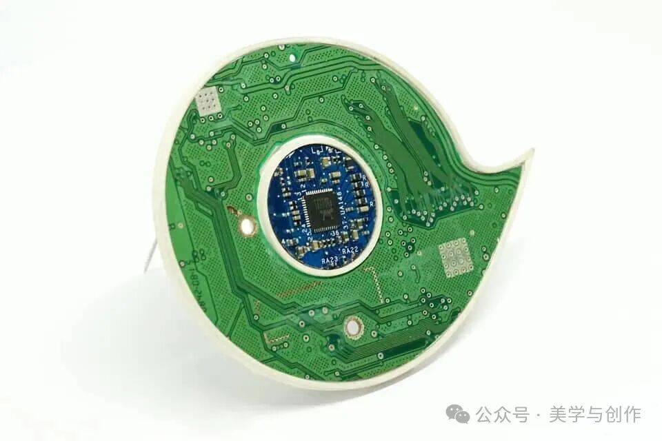 你扔掉的旧手机，成了她“批判数字孤独”的珠宝！