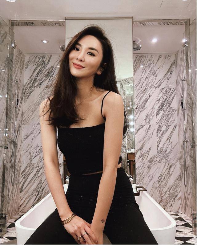 突发，香港知名女星疑吃路边摊，紧急就医，上吐下泻无法离床