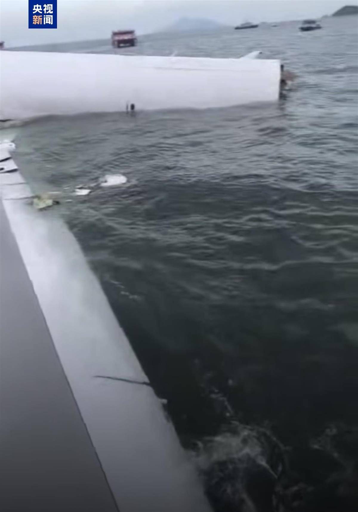 资深机长解读“香港机场货机冲出跑道撞车坠海”：飞机偏出跑道前，不排除撞到障碍物可能