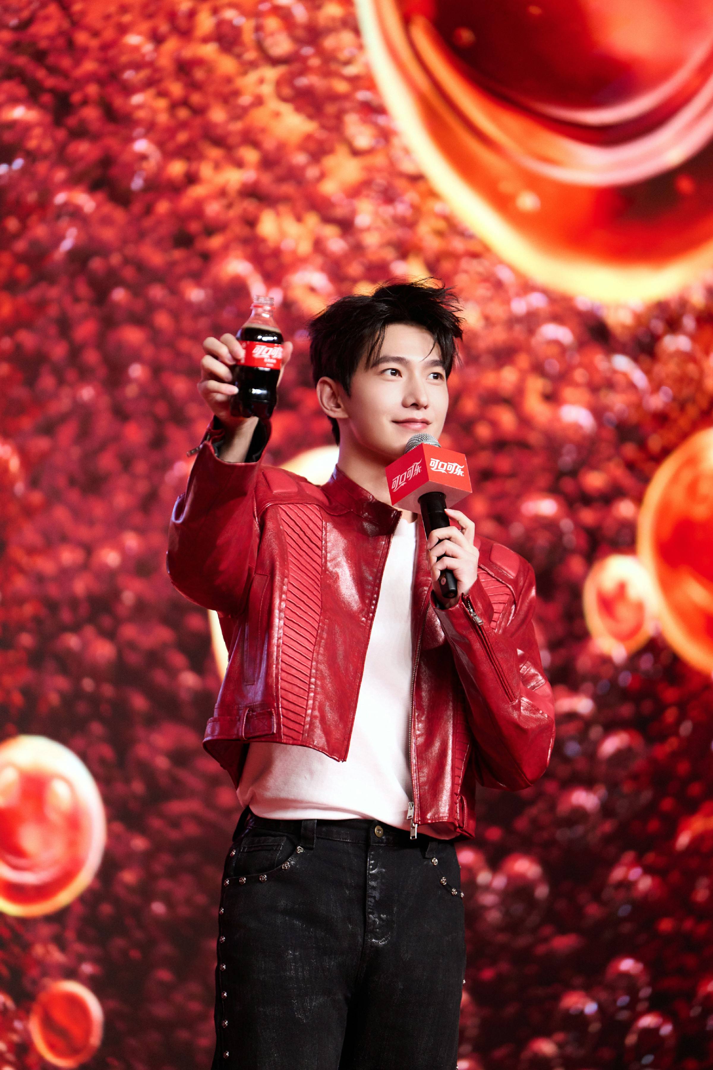 杨洋出席可口可乐品牌活动 拥抱畅爽好心情