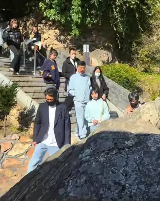 辛柏青与17岁女儿现身大孤山祈福！神情凝重憔悴了不少