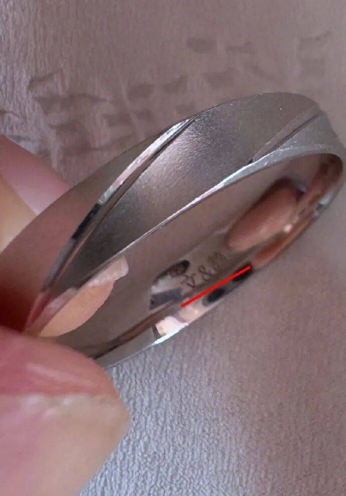 婚礼次日，广东男子发现婚戒内侧刻着他人姓名，珠宝品牌道歉：这个戒指本来是要报废的