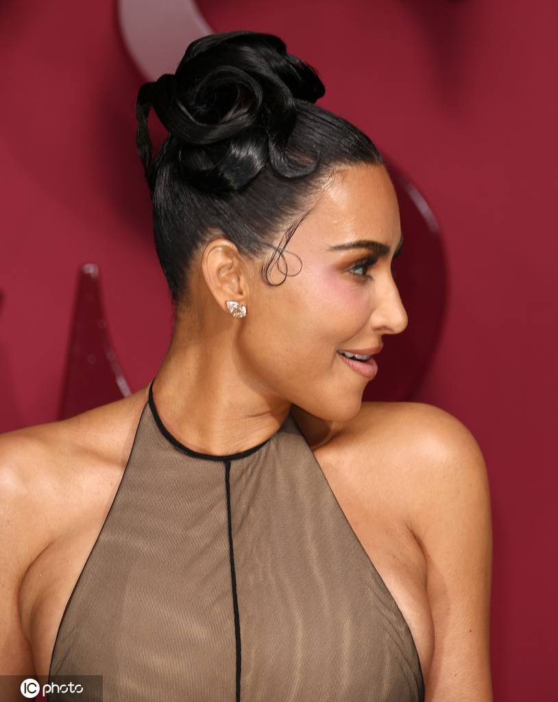 金·卡戴珊出席剧集《诉讼女王》首映红毯