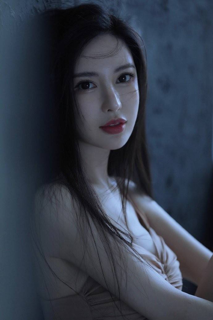 高级感溢出屏幕：咪娜的玫瑰写真