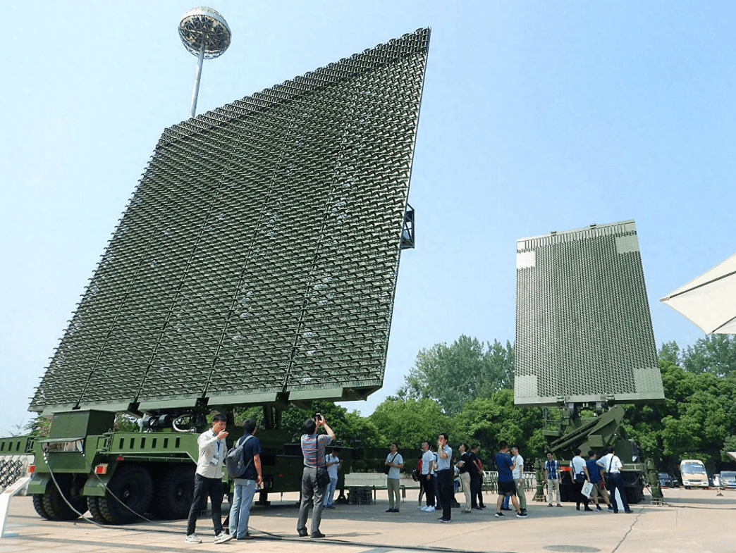 中国军用AI雷达来了，完美跟踪能力颠覆战场规则，美军又落后了？