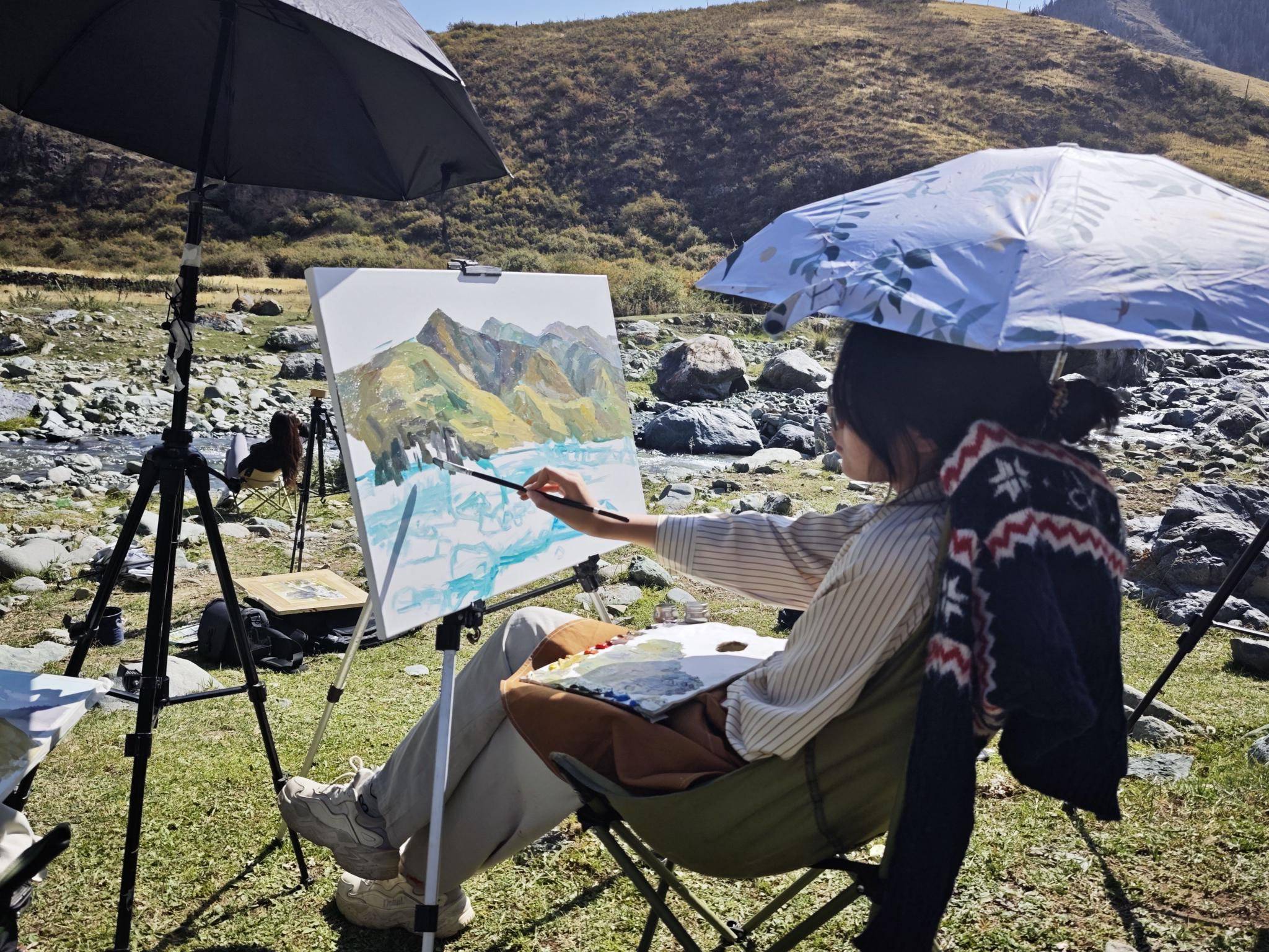 新疆吉木萨尔县新地乡小分子村：“艺术赋能”带来写生热