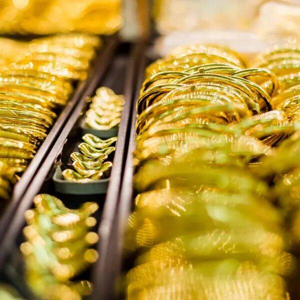 国内现货黄金克价跌破900元大关，各大珠宝品牌价格下调