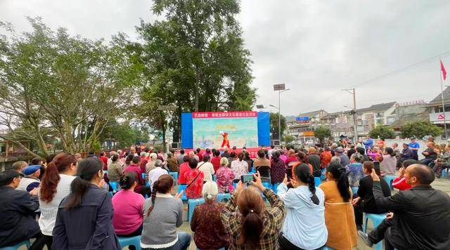 邛崃22场“乐动蓉城”惠民演出过半程，社区艺术季激活文化新活力