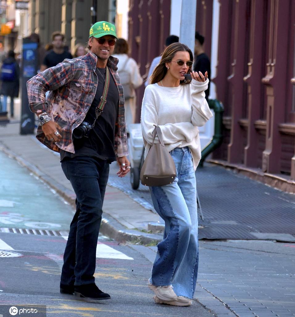 超模亚历桑德拉·安布罗休与男友现身纽约街头