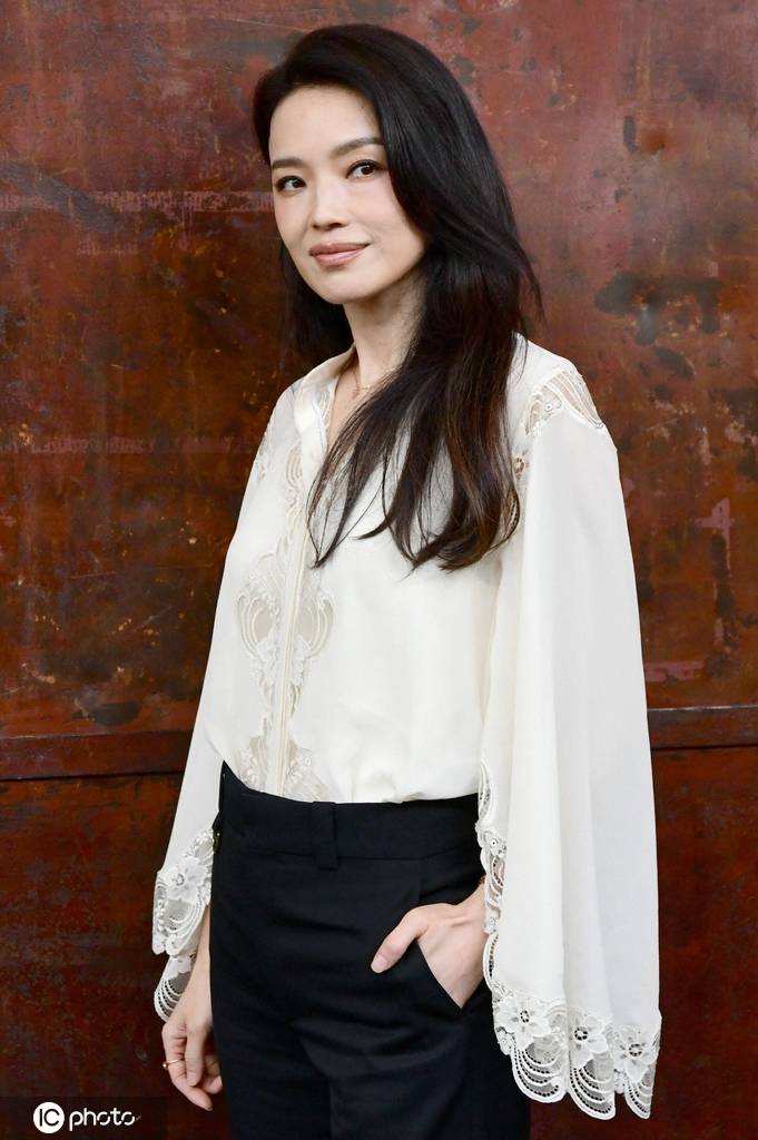 舒淇亮相第17届卢米埃尔电影节 白衬衫搭配黑西装裤简约高级