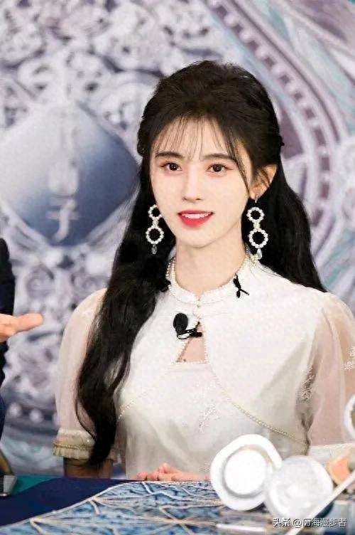 原创            鞠婧祎的综艺表现：甜美形象与幽默感的完美结合