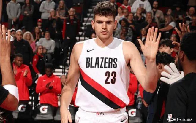 原创            杨瀚森NBA表现引争议，15分钟3分6犯引关注