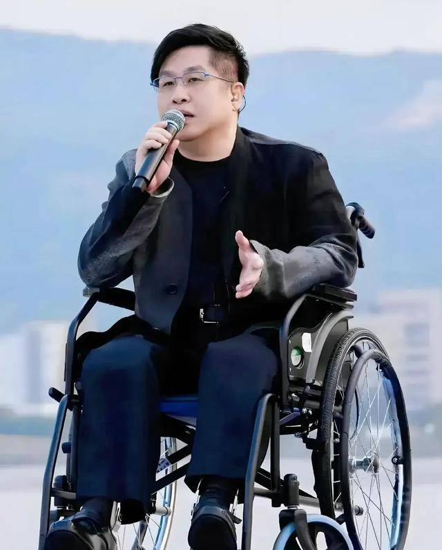 原创            顶不住了!郑智化道歉,没有连滚带爬,网友不买账喊话其退圈