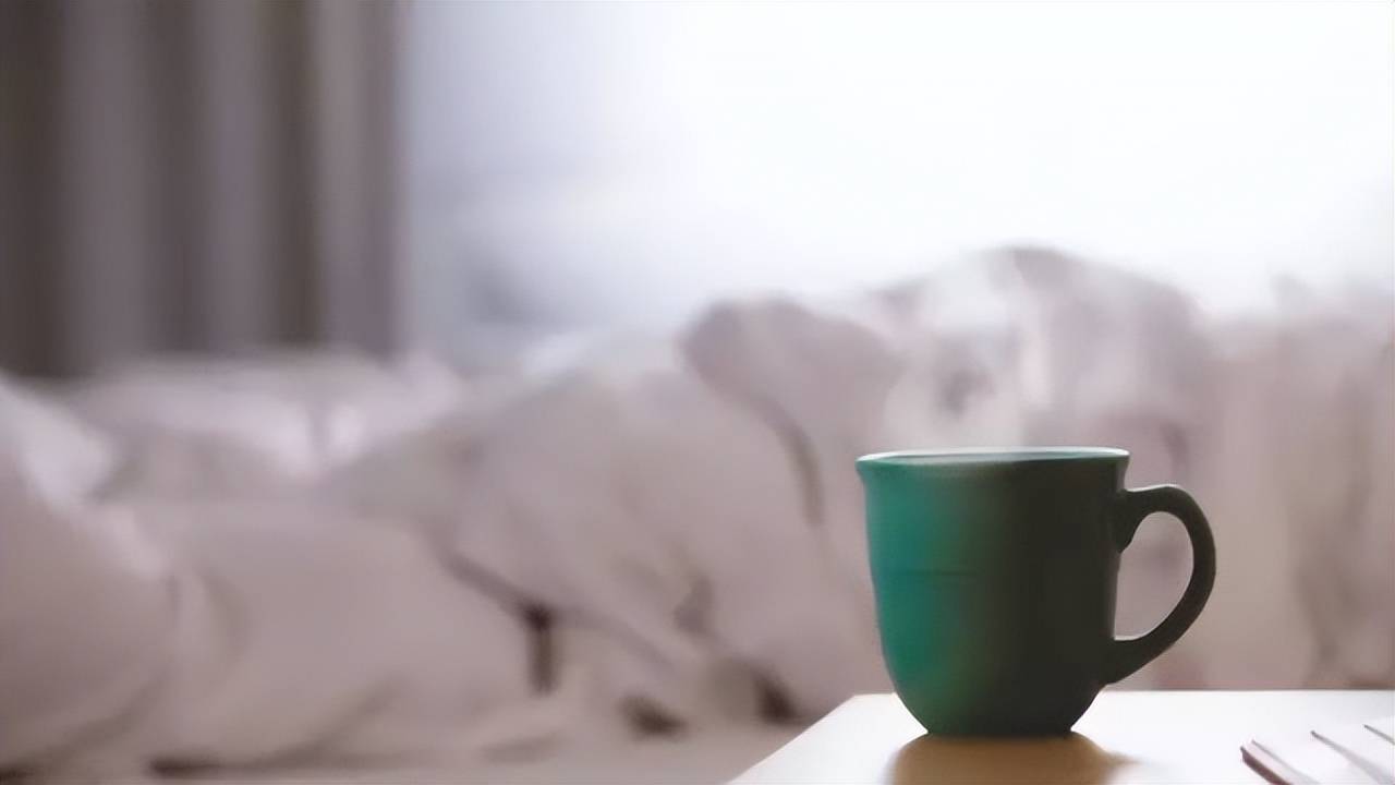原创            早晨的第一杯水，对维护胆囊健康至关重要，很多人却喝错了