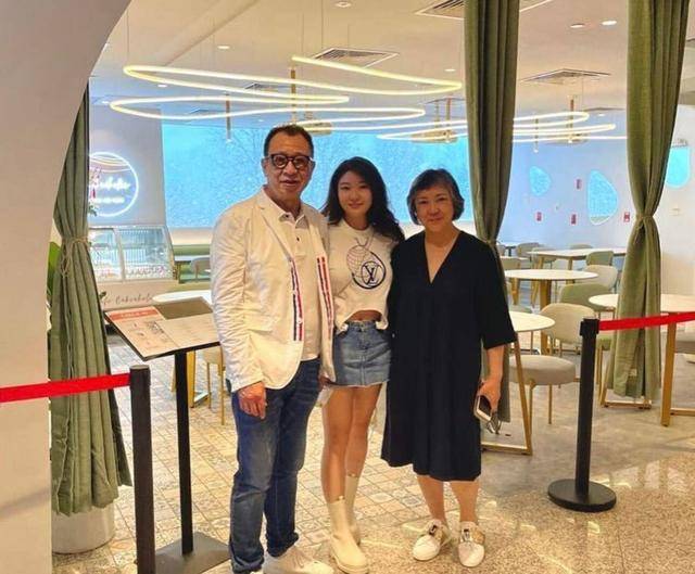 TVB金牌戏骨家中下厨多名工人服侍，家世显赫，父亲开金铺