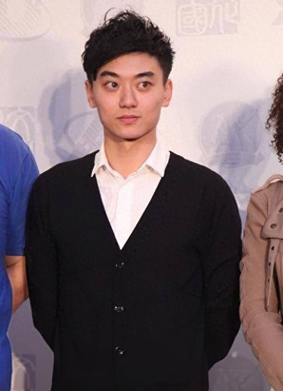 原创            力捧多年捧不红，42岁还未婚，他如今成了陈宝国最大的心病