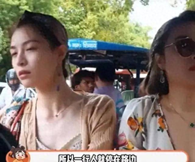 原创            钟楚曦印度录综艺,被印度男性团团围住,吓得钟楚曦赶紧围上头巾