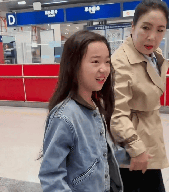 偶遇董璇女儿和佟丽娅儿子，11岁朵朵留寸头，穿西装超像陈思诚！