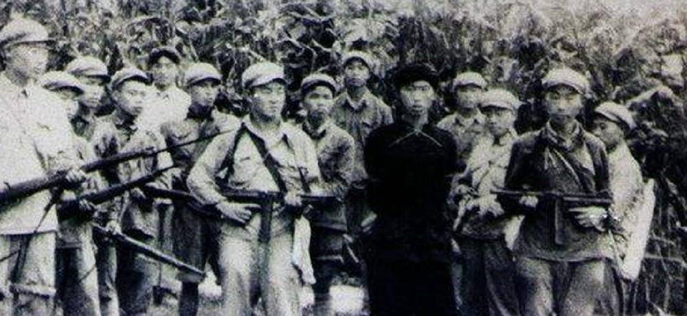 原创            战士抽烟时的一个小习惯,竟意外引出藏匿多日的匪首,荣获一等功