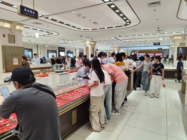 国庆珠宝消费火热：金价频创新高，有消费者后悔之前买少了