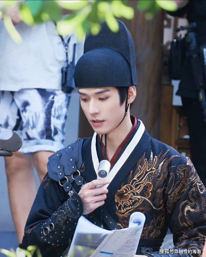 龚俊白衣公卿路透，仿佛从古典典籍中走出的公子，古装氛围感直接拉满，大家看看如何？