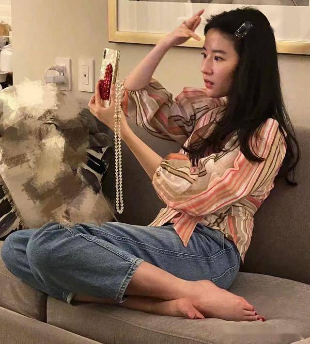 光脚写真｜刘亦菲