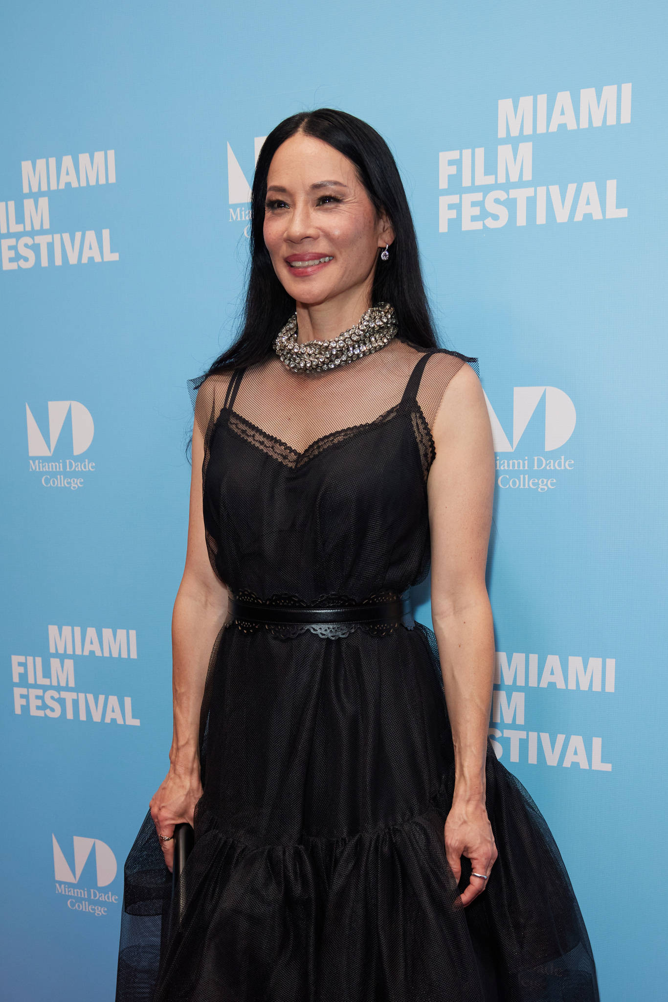 刘玉玲黑裙造型亮相电影节！露温婉笑容亲和力十足