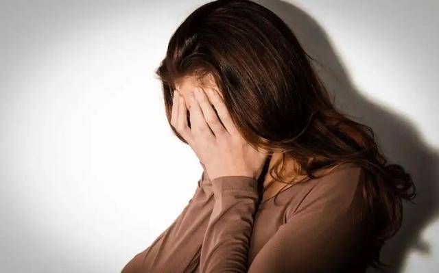 原创            大脑在绑架你的生活！现代人陷入焦虑循环，4步走出精神内耗困境