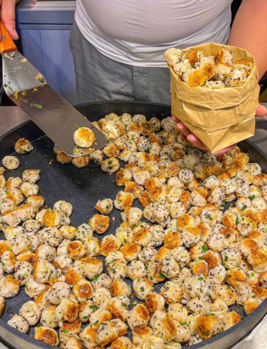 拇指生煎包一口一个，爆汁的快乐谁吃谁知道