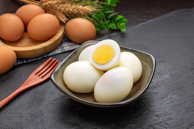 原创            高血脂不能吃鸡蛋？医生：不想血脂高，5种食物最好少碰