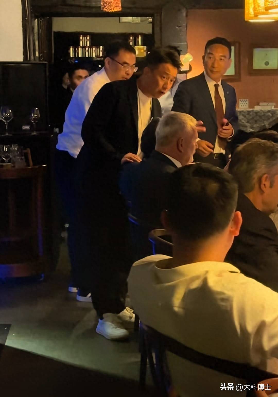 原创            众星乌镇酒吧聚会，宋轶孤独落单，童谣陈妍希并坐无话，黄磊很忙