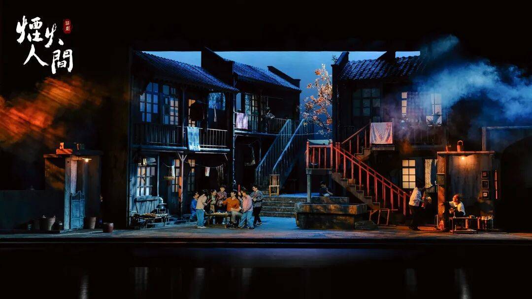 2025年度国家艺术基金大型舞台剧和作品创作资助项目—话剧《烟火人间》在胶州演出，演绎市井温情