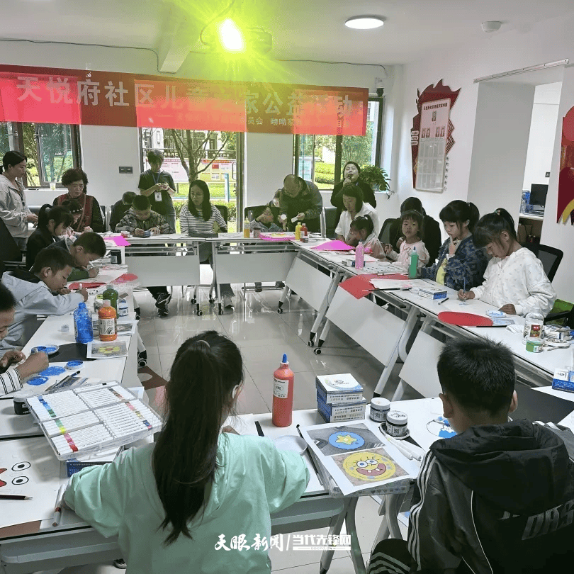 观山湖区宾阳街道关工委联合天悦府社区开展藻井艺术公益彩绘活动