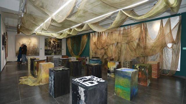 集结八位中国女性艺术家，这场展览有女性特有的敏感、坚韧和智慧