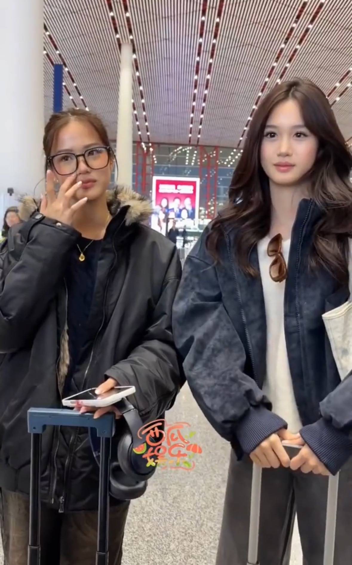 钟丽缇两个女儿现身机场互动可爱 15岁考拉身高瞩目