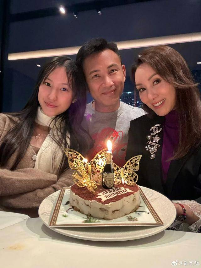 TVB前当家花旦晒旅行照！穿抹胸短裙秀身材，学霸女儿颜值出圈