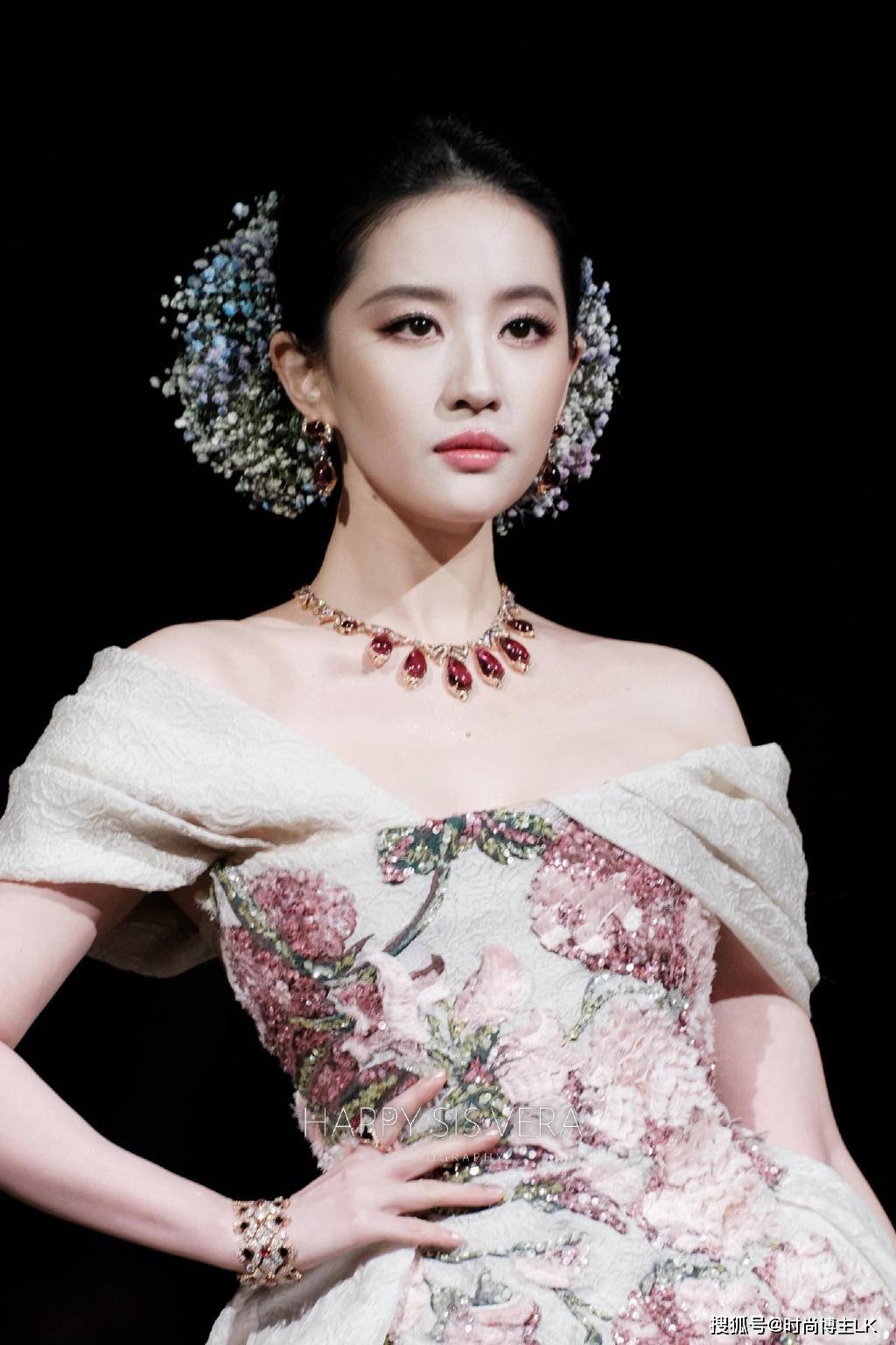 原创            钟楚曦又被骂惨！站桩不动被指抢C位，杨幂刘亦菲差点没挤进去！