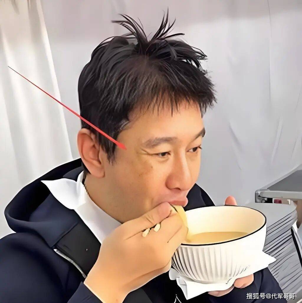 原创            47岁黄晓明被曝头发稀疏显秃顶,脸上有斑褶子多,手控制不住发抖