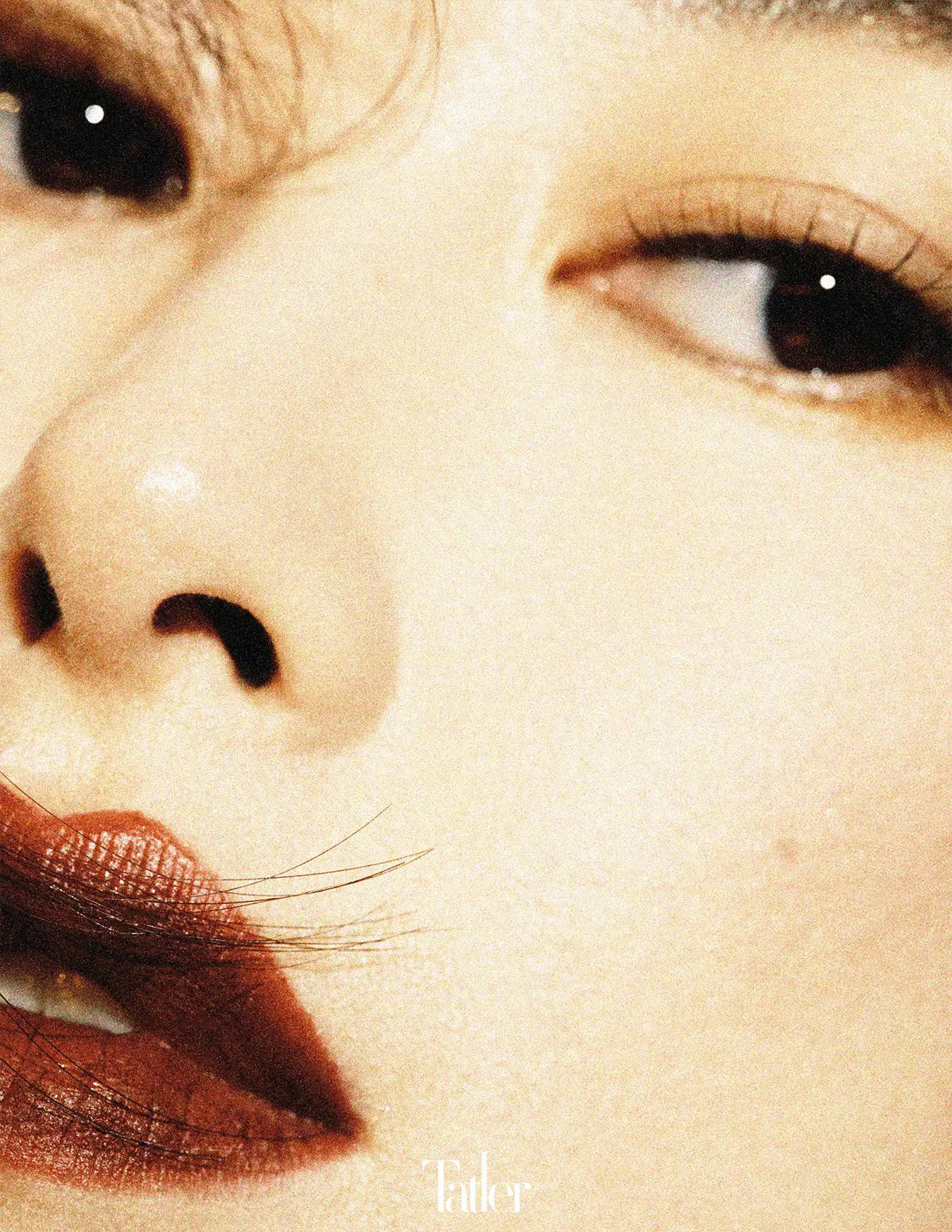 朱珠一组鎏金岁月大片释出 完美诠释浓妆淡抹总相宜