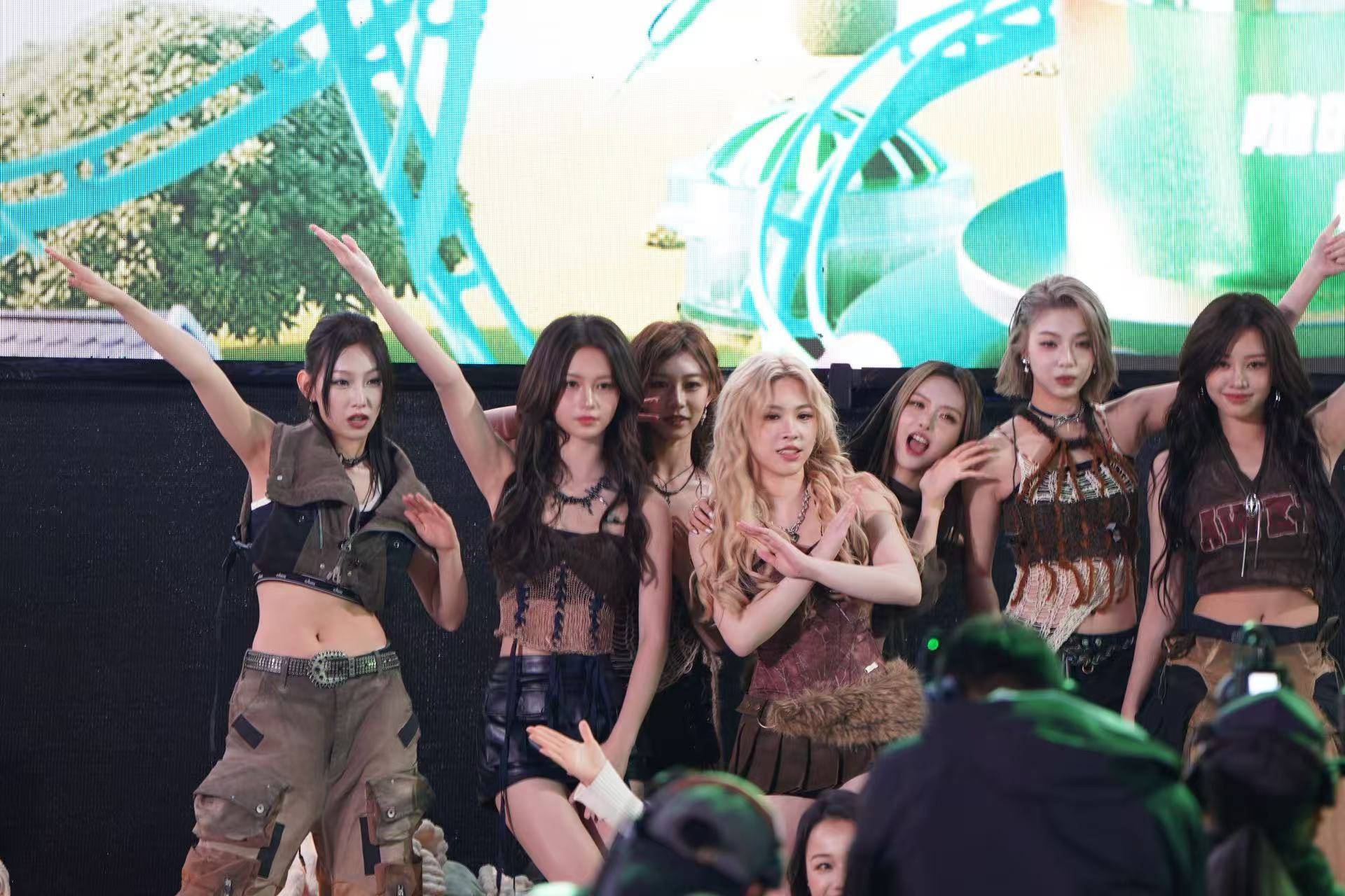 女团R.E.D助阵汽水嘉年华预热派对 现场唱跳青春元气