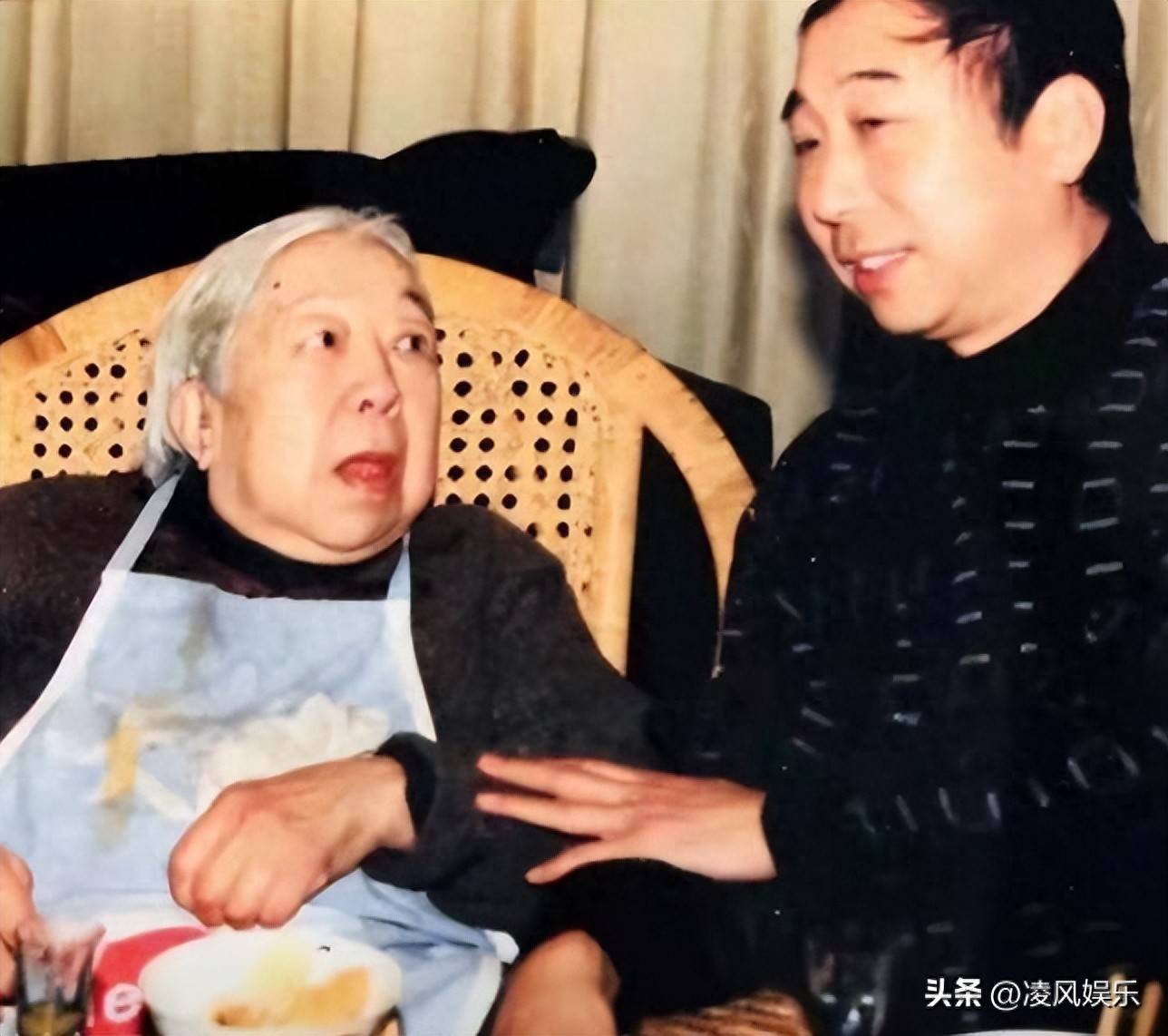 原创            冯巩：与姐姐在大哥家过中秋节，父母不在了，兄弟姐妹感情依旧