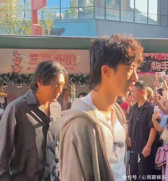 原创            秦昊和继子罕见同框!带伊能静儿子成都录节目,两人关系相处很好