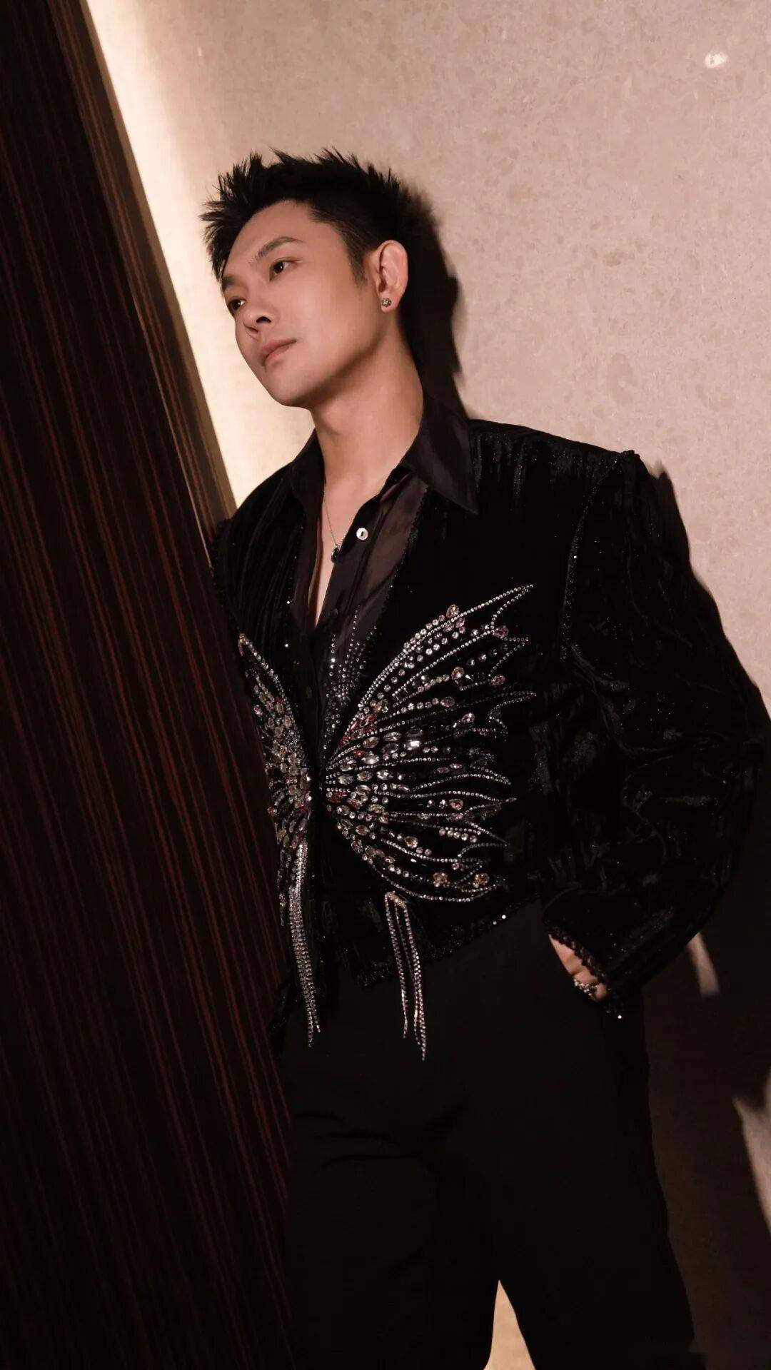 又年轻了？宝石老舅晒出最新写真！