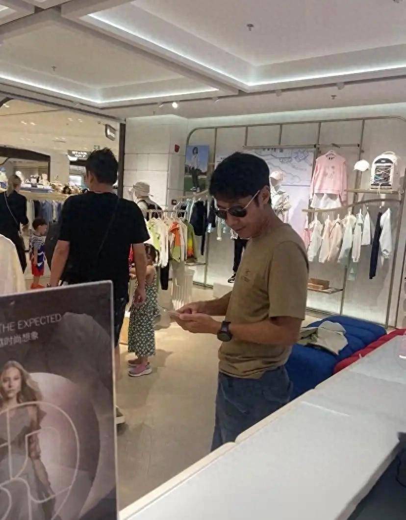 原创            撒贝宁携家人购物，妻子李白扎马尾侧颜超美，女儿穿碎花裙很漂亮