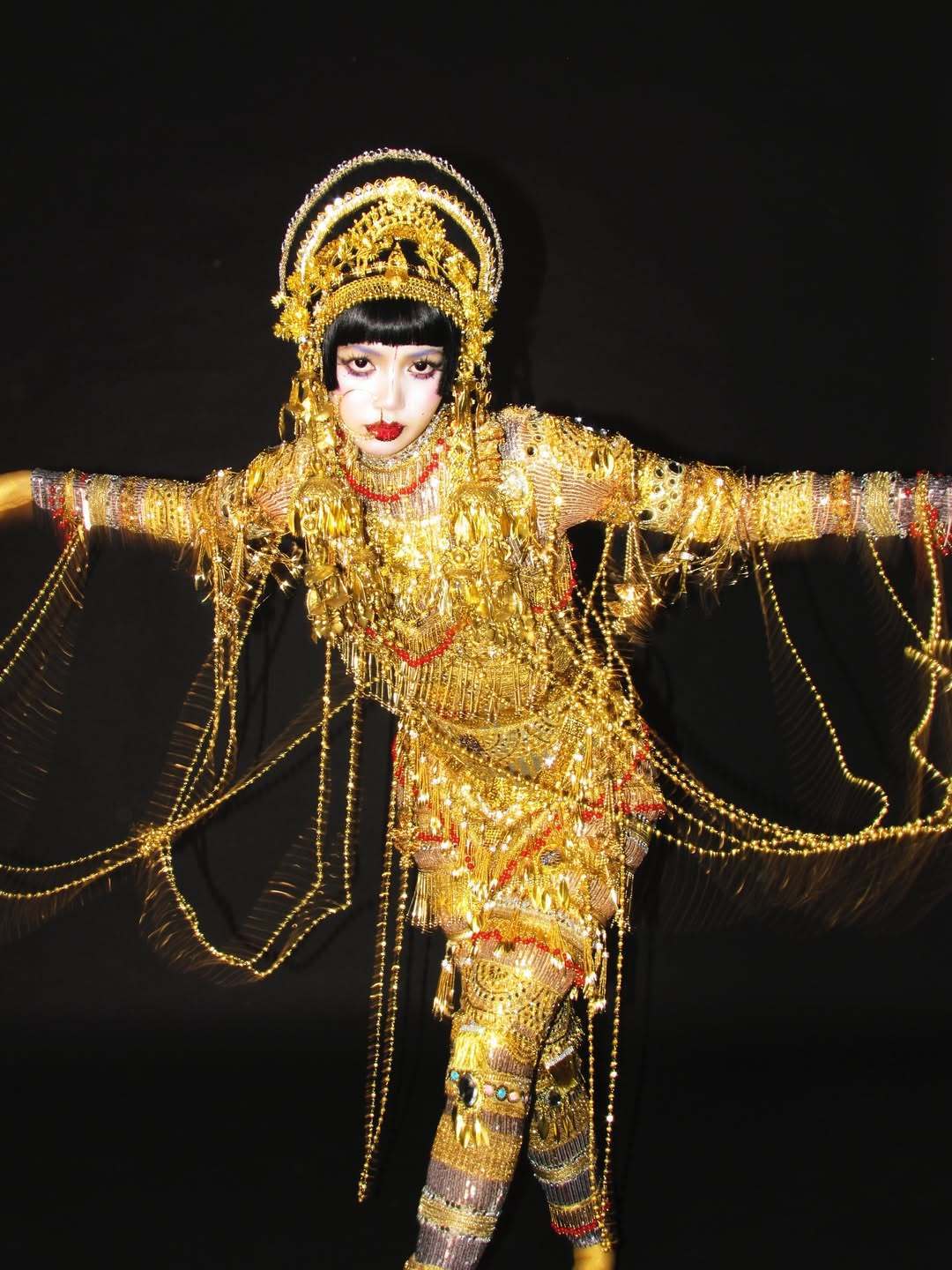 Lisa穿黄金装化身女妖吉巴罗！妖娆妩媚神秘感十足