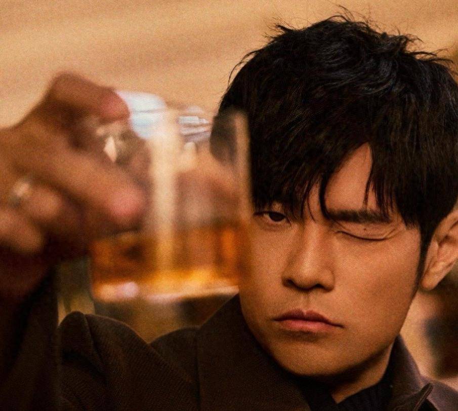 周杰伦泰勒风波发酵！双方都被嘲走下神坛，周杰伦懒理攻击频发帖