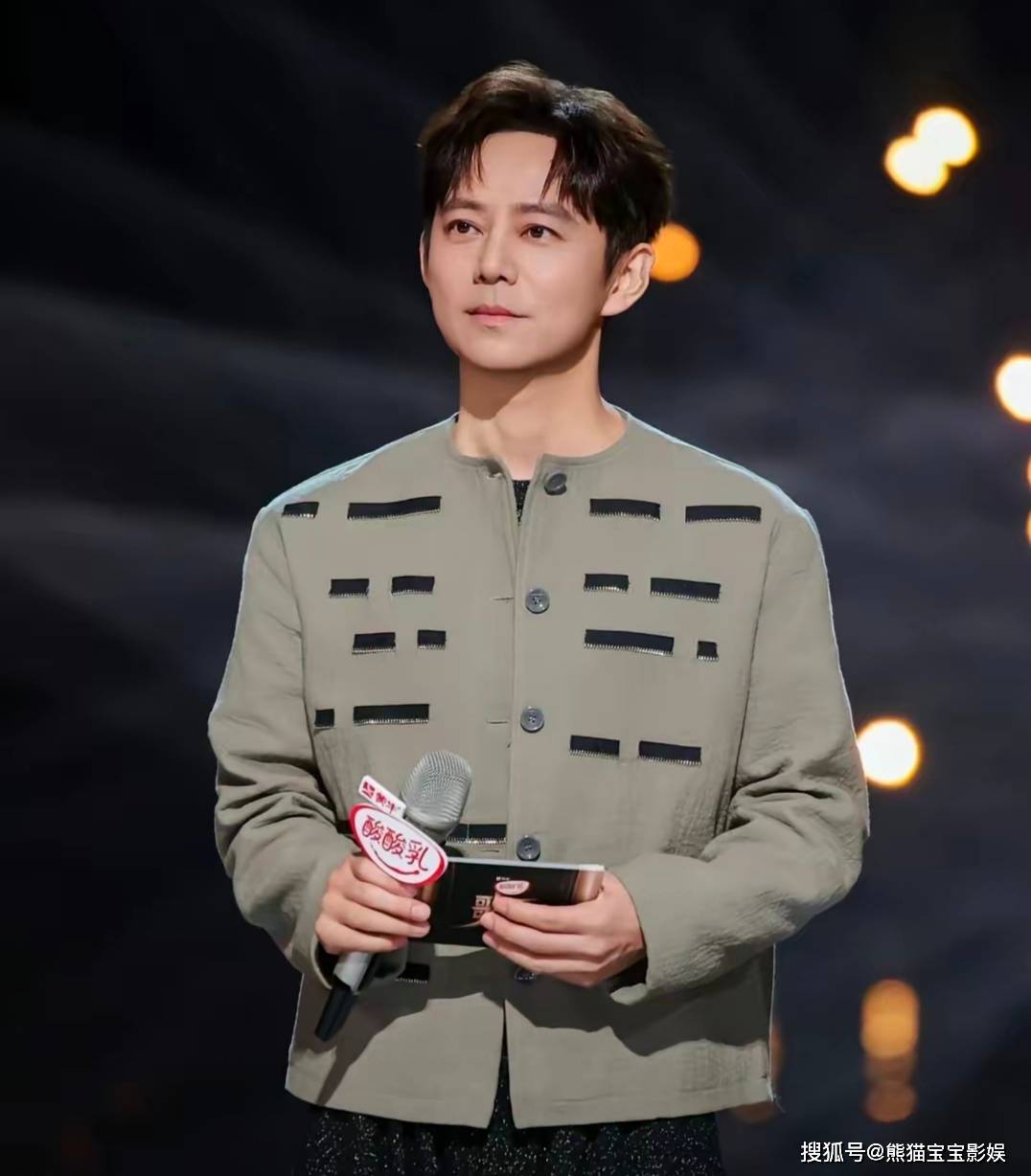 原创            时光叩问背后的集体怅然：何炅“如何停止衰老”，戳中一代人的时光焦虑